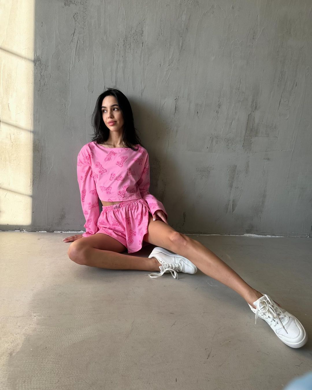 Casual Letter-Print Two-Piece Set: Cropped Crewneck Long-Sleeve Top & Elastic Waist Pants with Side Slits